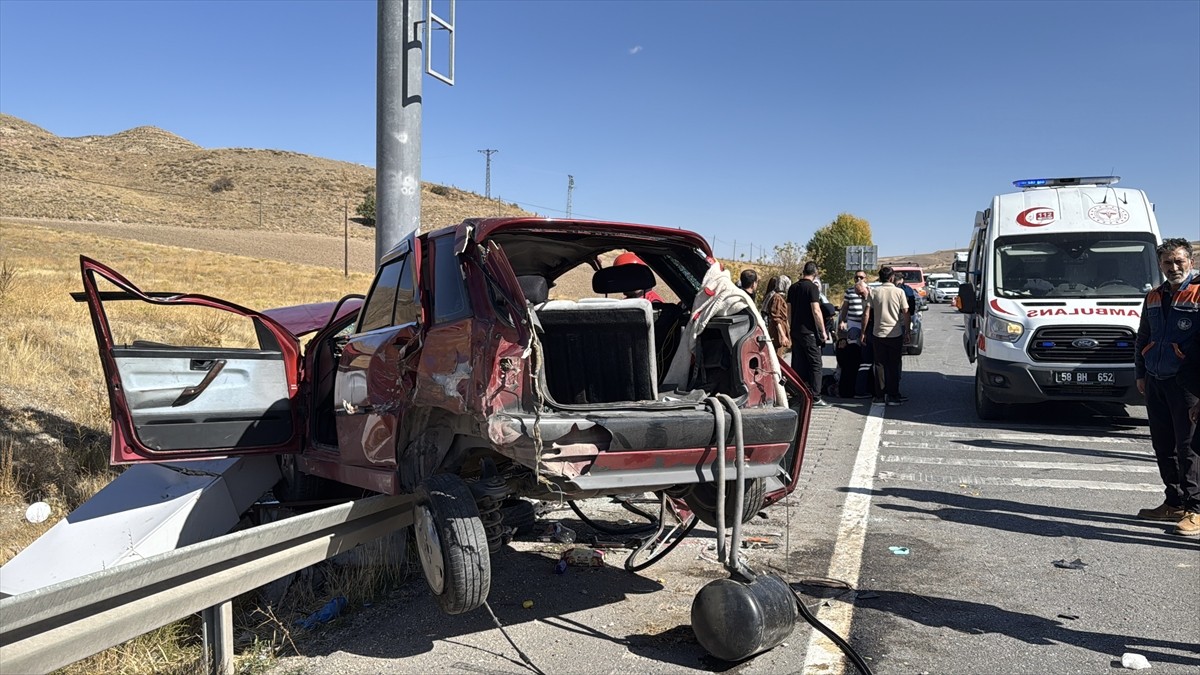 Sivas'ta otomobil ile hafif ticari aracın çarpışması sonucu 6'sı çocuk 10 kişi yaralandı.