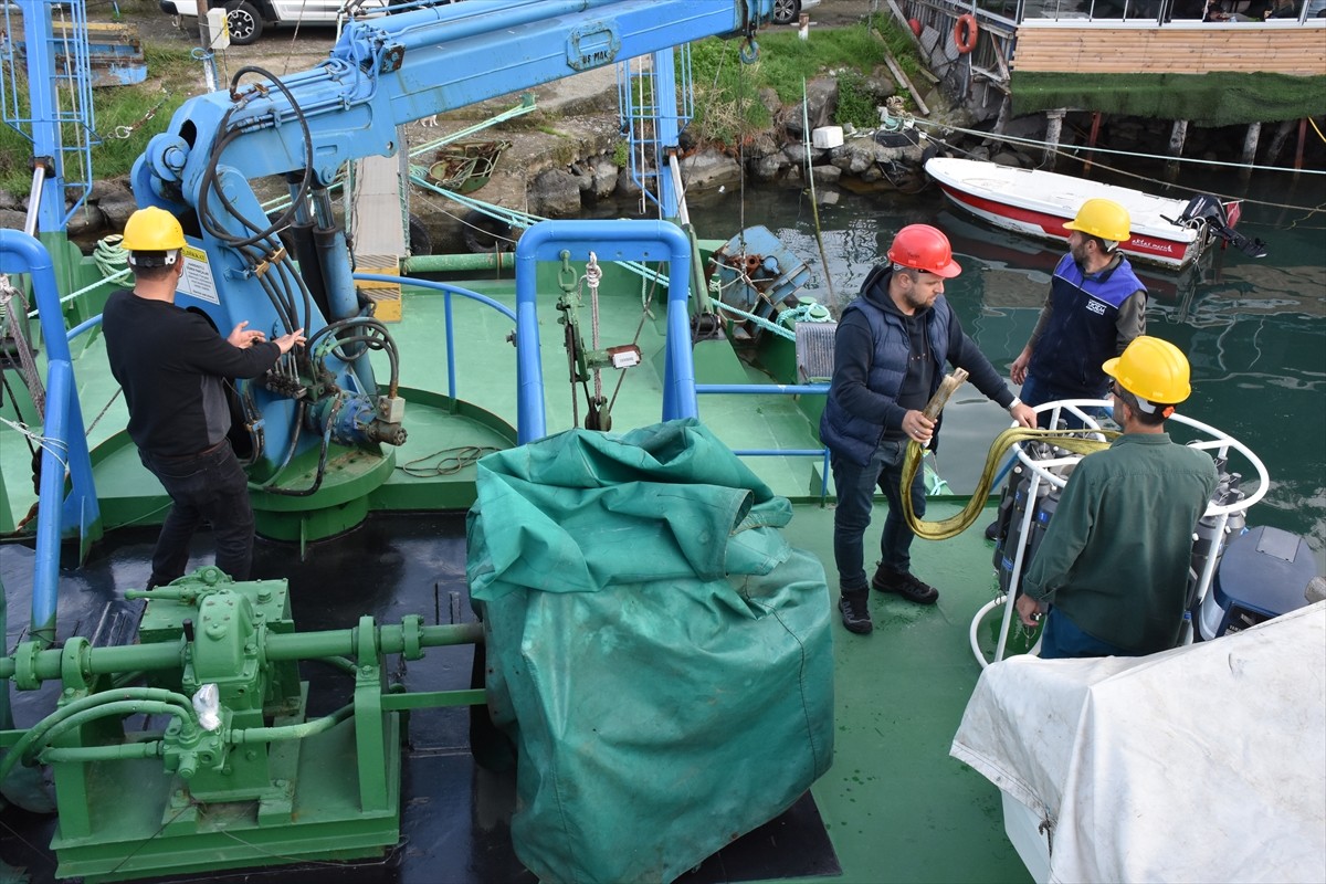 Su Ürünleri Merkez Araştırma Enstitüsü (SUMAE) ekipleri, Karadeniz'deki balık stoklarının...