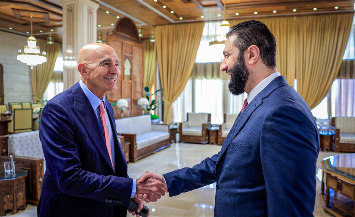 Suriye Cumhurbaşkanı Ahmed Şara (solda), başkent Şam'da ABD’nin Suriye Özel Temsilcisi Tom...