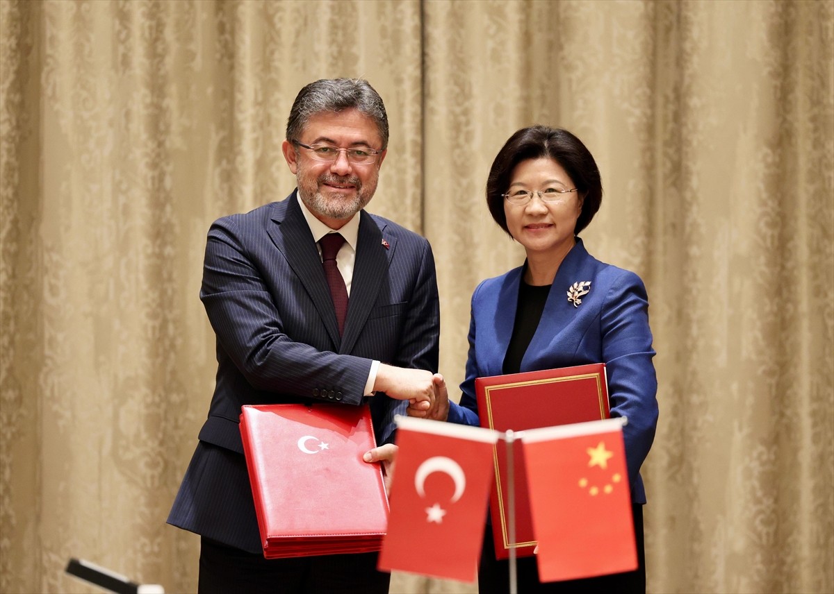 Tarım ve Orman Bakanı İbrahim Yumaklı (solda), Çin'i ziyaretinde, Şanghay şehrinde, bakan...