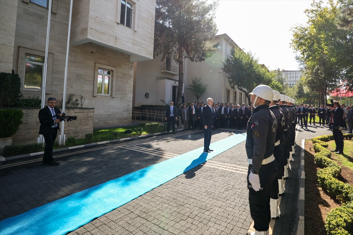 TBMM Başkanı Numan Kurtulmuş, Diyarbakır'da Valiliği ziyarette bulundu. Kurtulmuş, Diyarbakır...