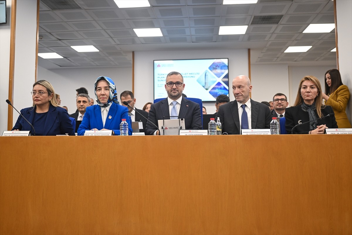 TBMM Plan ve Bütçe Komisyonu, AK Parti Samsun Milletvekili Mehmet Muş başkanlığında toplandı....