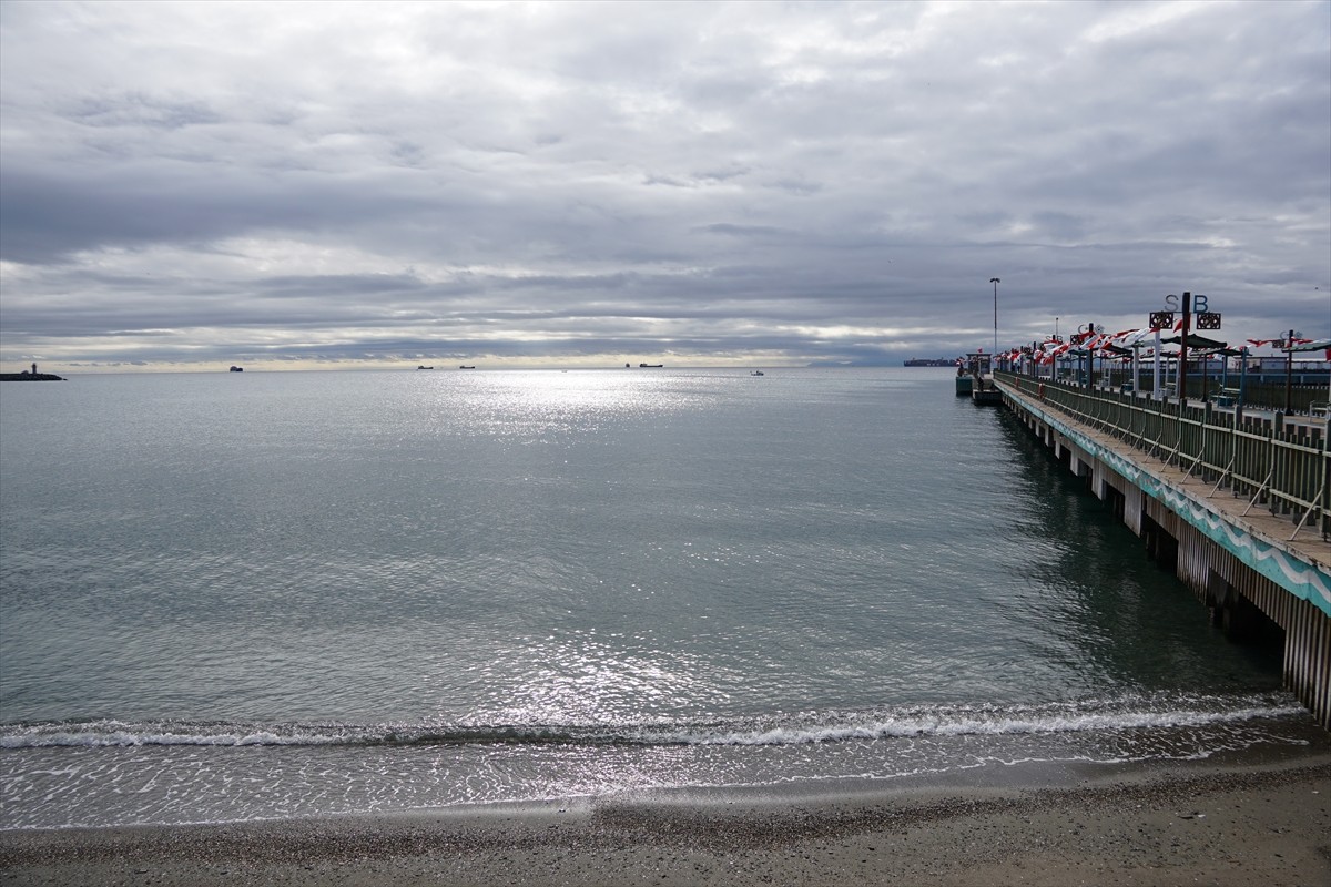 Tekirdağ'da 2 gündür süren poyrazın etkisini yitirmesiyle deniz ulaşımı normale döndü.