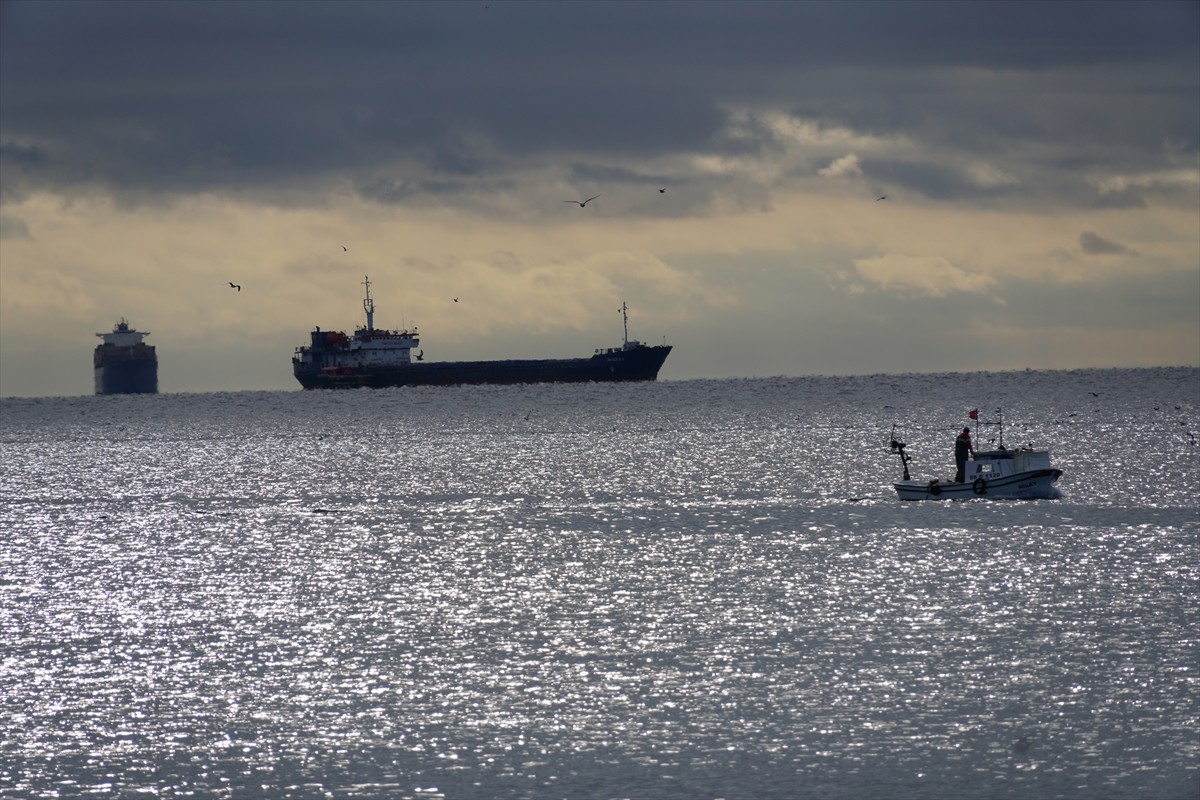 Tekirdağ'da 2 gündür süren poyrazın etkisini yitirmesiyle deniz ulaşımı normale döndü.