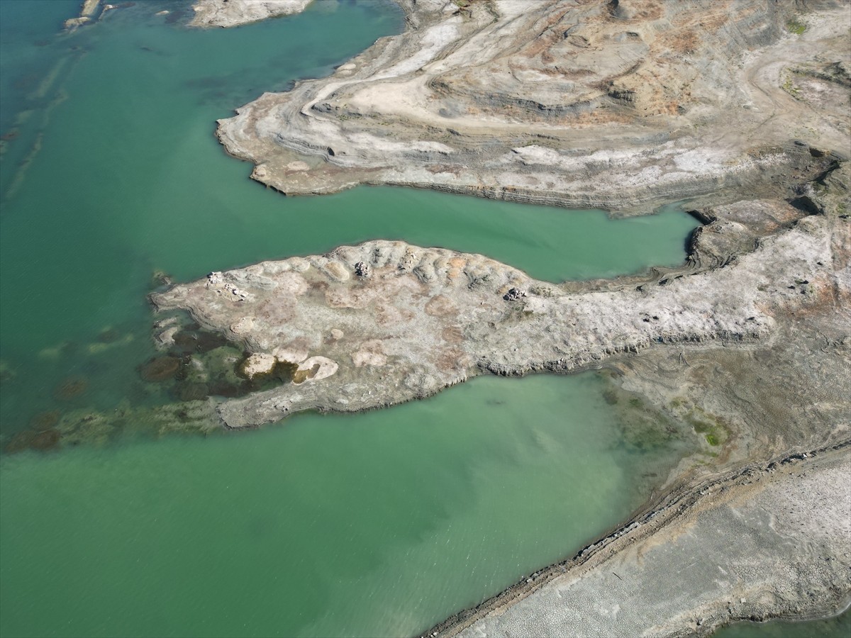 Tekirdağ'da içme suyu ve tarımsal sulamada kullanılan Naip Barajı'nda kuraklığın etkisiyle su...