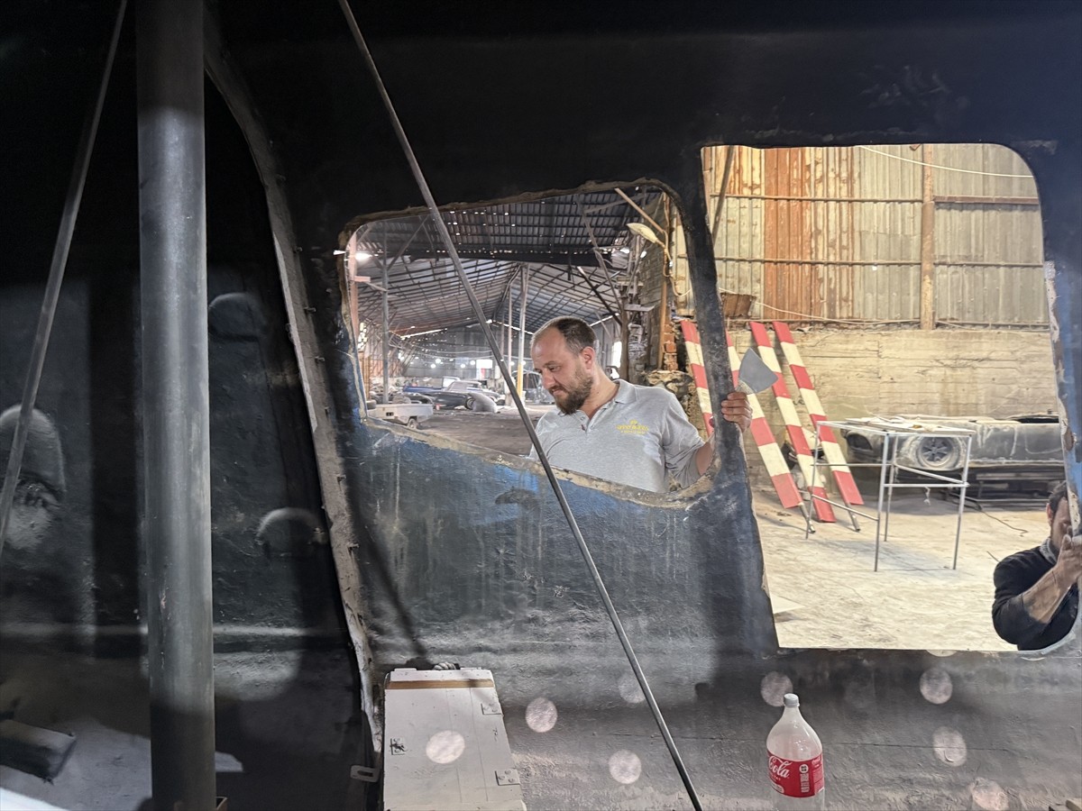 Tekirdağ'da oto kaporta boyacısı Ümit Marangoz, fiberglasta yaptığı otomobil maketlerinden sonra...