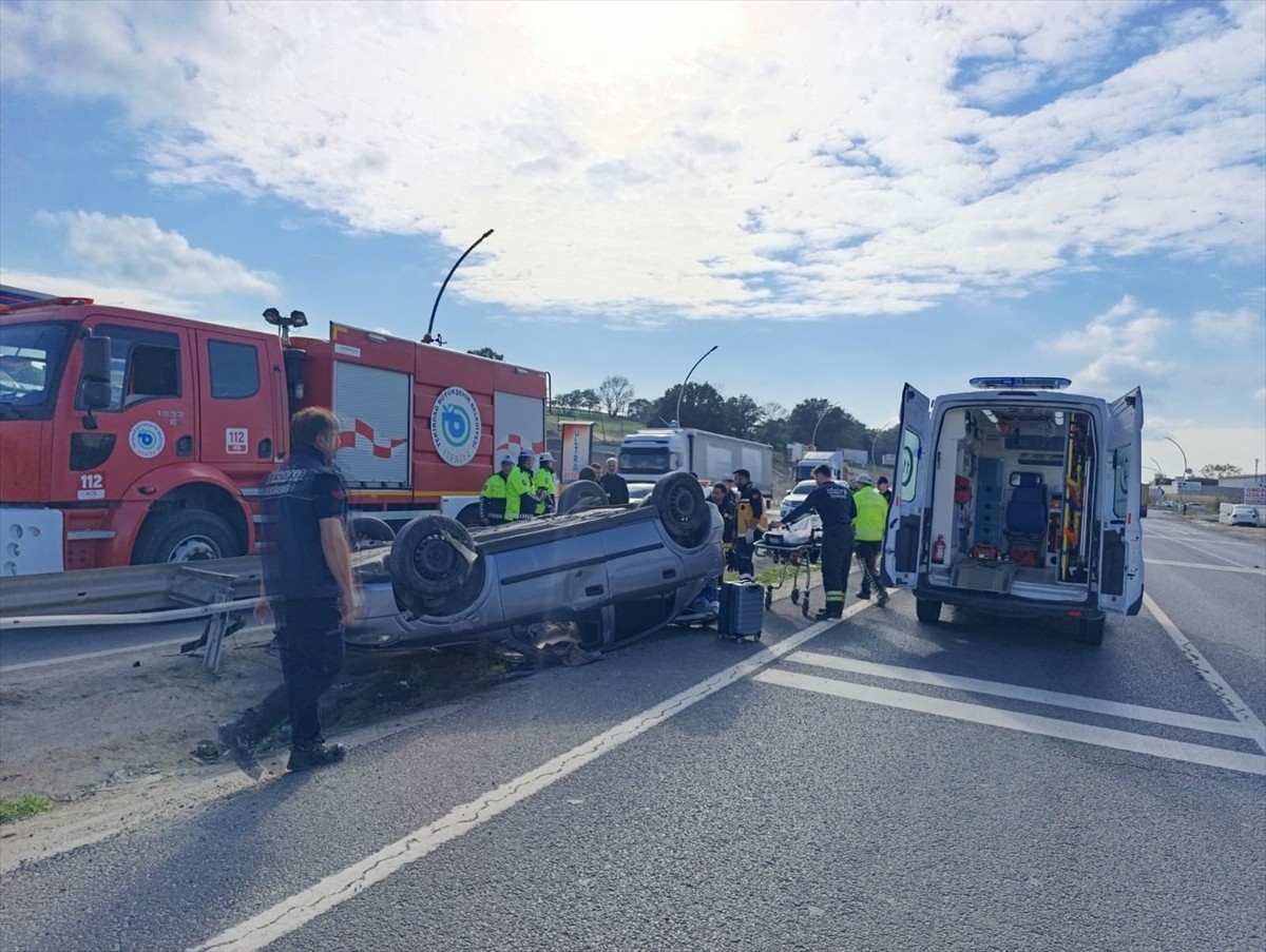 Tekirdağ'ın Çerkezköy ilçesinde bariyere çarparak devrilen otomobilin sürücüsü yaralandı.