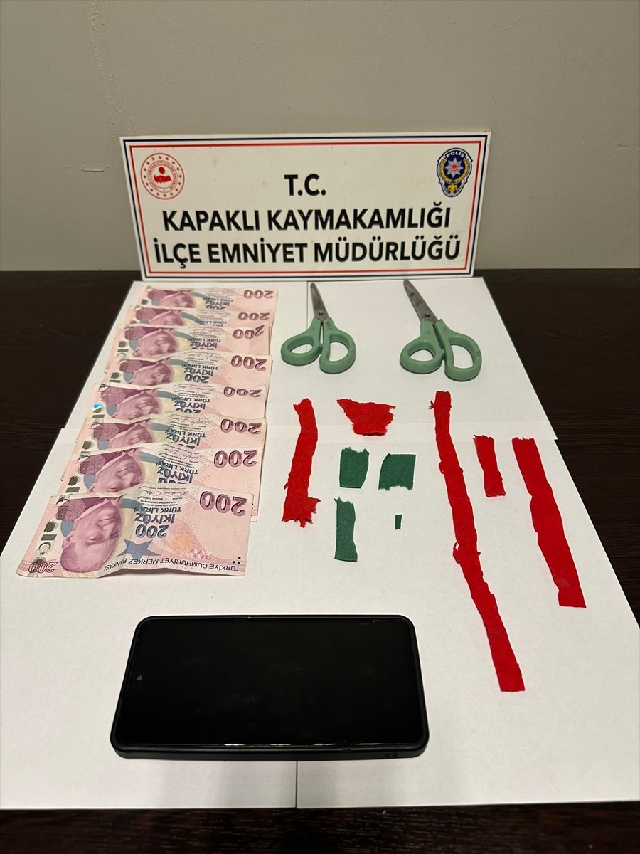 Tekirdağ'ın Kapaklı ilçesinde uyuşturucu ticareti yaptıkları gerekçesiyle gözaltına alınan 4...
