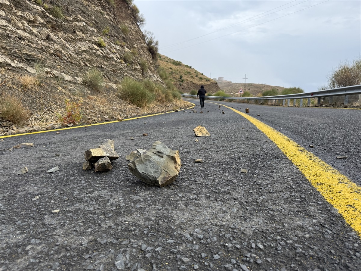 Tekirdağ'ın Şarköy ilçesinde etkili olan sağanak nedeniyle yamaçlardan kopan kaya parçaları kara...