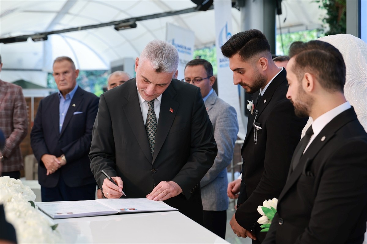 Ticaret Bakanı Ömer Bolat (sağ 3), Bağcılar Belediyesince bu sene 30'uncusu düzenlenen toplu düğün...