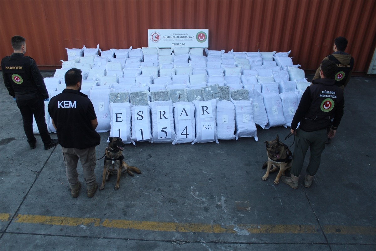Ticaret Bakanlığı Gümrükler Muhafaza Müdürlüğü ekipleri, Tekirdağ ve Edirne'de yürüttüğü iki ayrı...