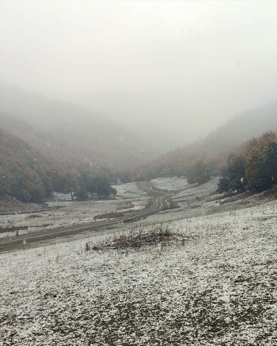 Tokat'ta yüksek kesimlere mevsimin ilk karı yağdı.  