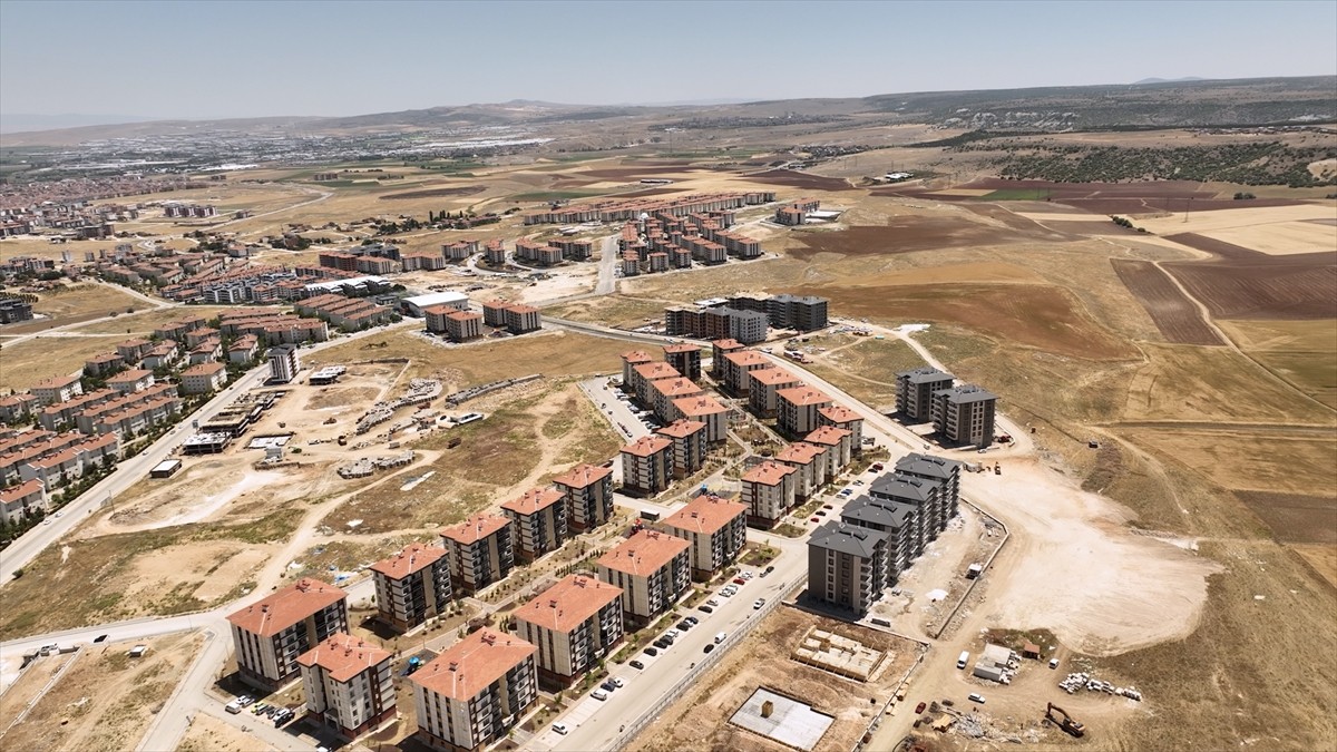 TOKİ, sosyal konut projeleri kapsamında Türkiye'nin dört bir yanındaki dar gelirli vatandaşlara...