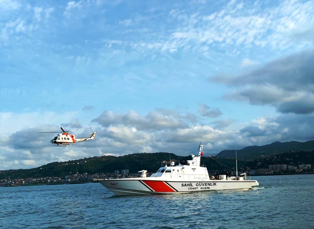 Trabzon'un Arsin ilçesinde 2 gün önce denizde kaybolduğu iddia edilen balıkçı Mehmet Ali Gürsoy'u...