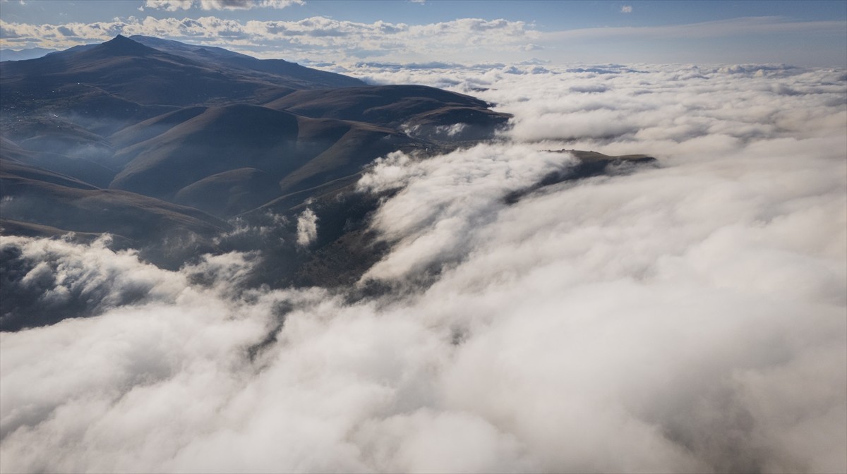 Trabzon'un Çaykara ilçesindeki Sultan Murat Yaylası, sisle birleşen manzarasıyla ziyaretçilerini...