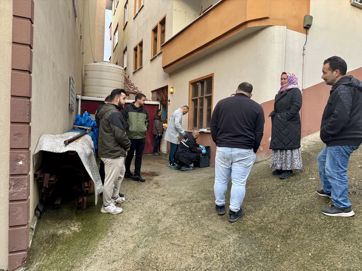 Trabzon'un Ortahisar ilçesindeki silahlı kavgada aynı aileden 3 kişi yaralandı. Ekipler, olay...