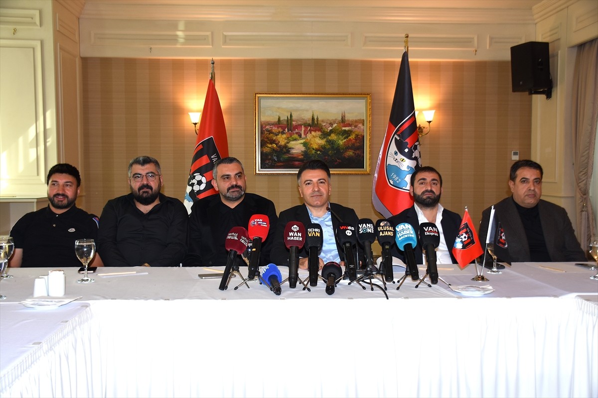 Trendyol 1. Lig ekiplerinden İmaj Altyapı Vanspor Futbol Kulübü Başkanı Erol Temel (sağ 3)...