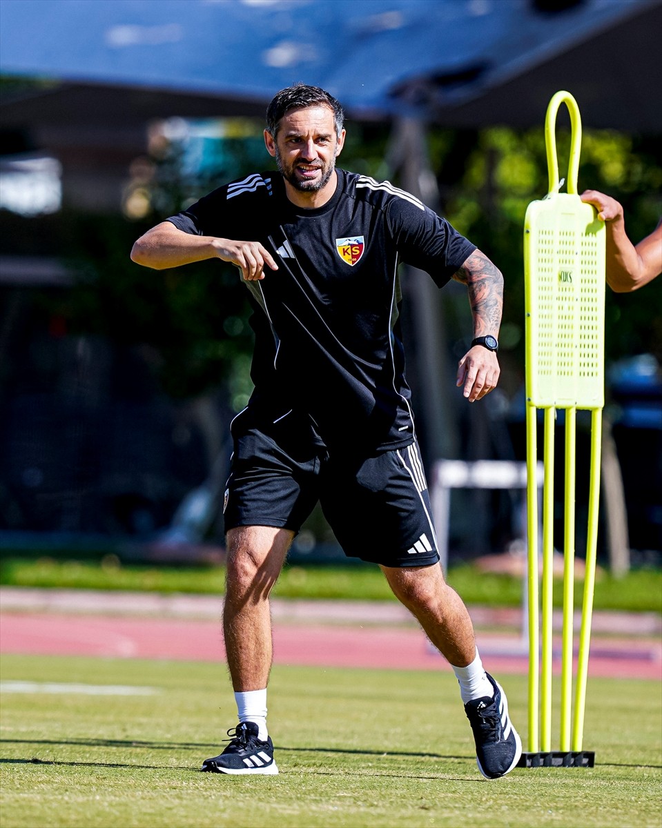 Trendyol Süper Lig ekibi Zecorner Kayserispor'la anlaşan teknik direktör Radomir Djalovic, takımla...