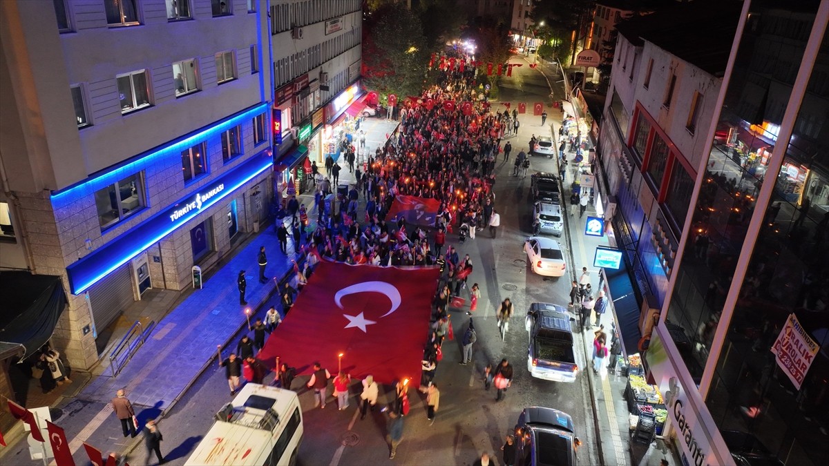 Tunceli'de, 29 Ekim Cumhuriyet Bayramı dolayısıyla meşaleli yürüyüş düzenlendi. Katılımcılar...