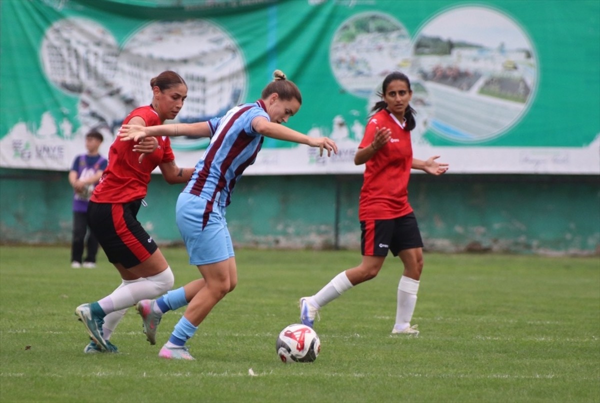 Turkcell Kadın Futbol Süper Ligi'nin 3. haftasında Trabzonspor, deplasmanda Ünye Kadın SK'yi 2-0...