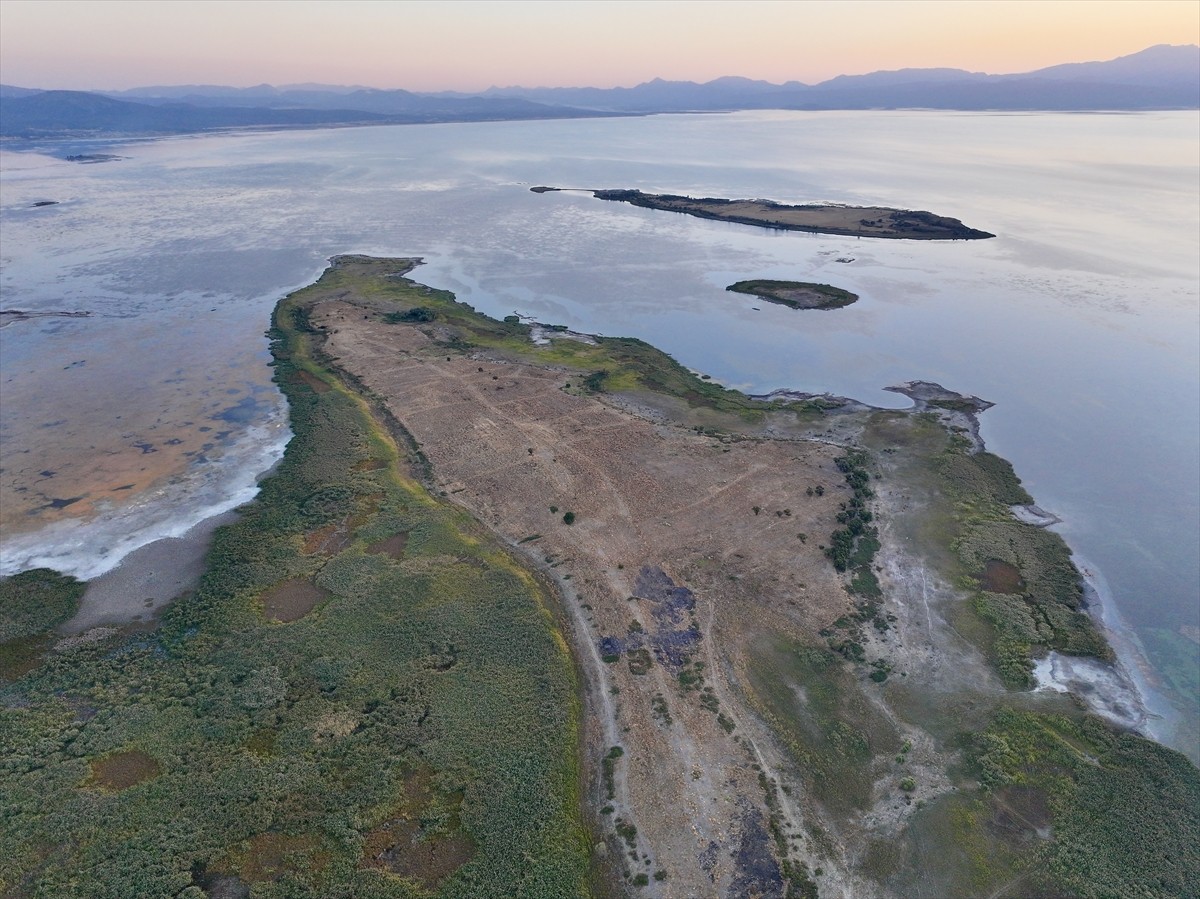  Türkiye'nin en büyük tatlı su gölü olan Beyşehir Gölü'nde suların çekilmesiyle tekne ve sallarla...