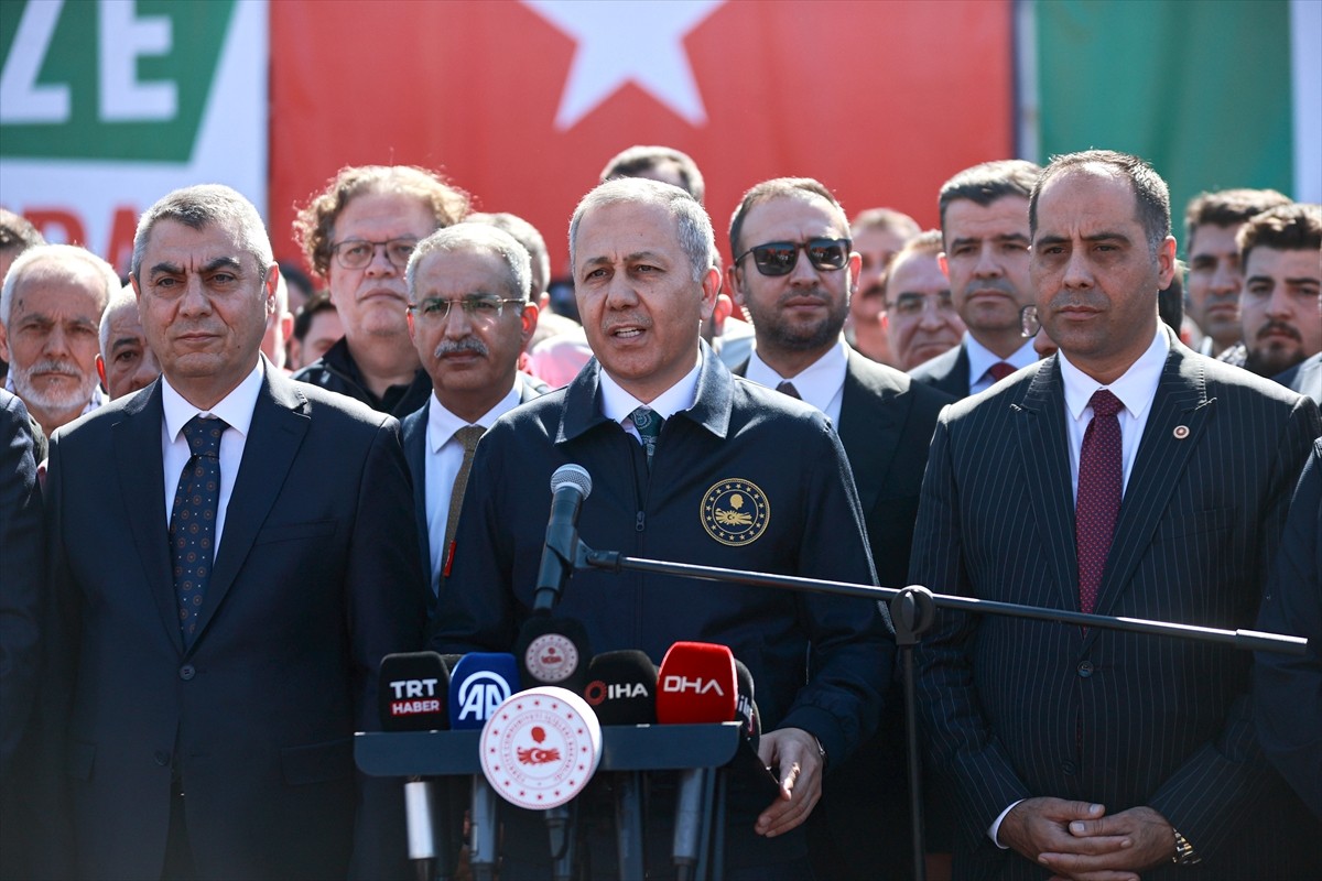 Türkiye'nin Gazze'ye umut taşıyan "17. İyilik Gemisi", Mersin Uluslararası Limanı'nda düzenlenen...