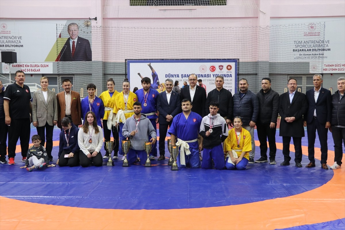 Türkiye Geleneksel Güreşler Federasyonu tarafından Yozgat'ta düzenlenen Kuşak Güreşleri Büyük...