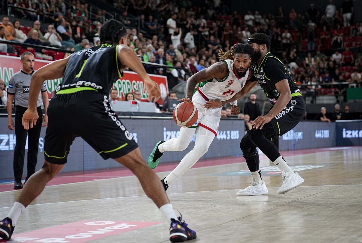 Türkiye Sigorta Basketbol Süper Ligi'nin 2. haftasında Karşıyaka ile Yukatel Merkezefendi...