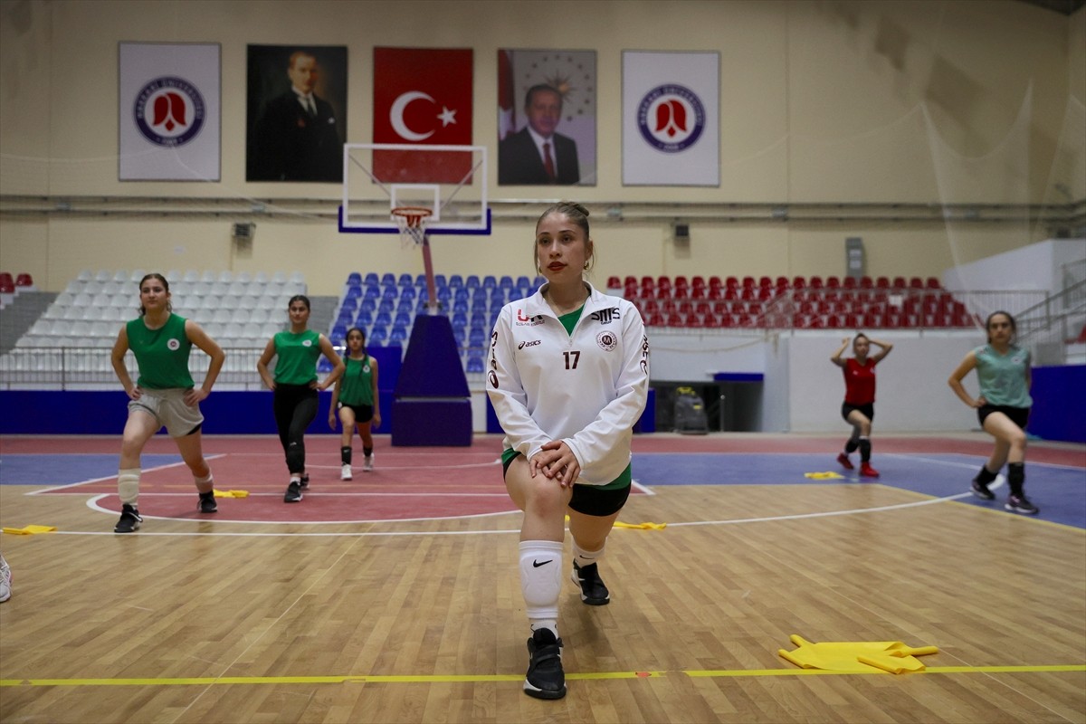 Türkiye Voleybol Federasyonu (TVF) Kadınlar 2. Ligi 16. Grup'ta mücadele eden Hakkari Sportif...