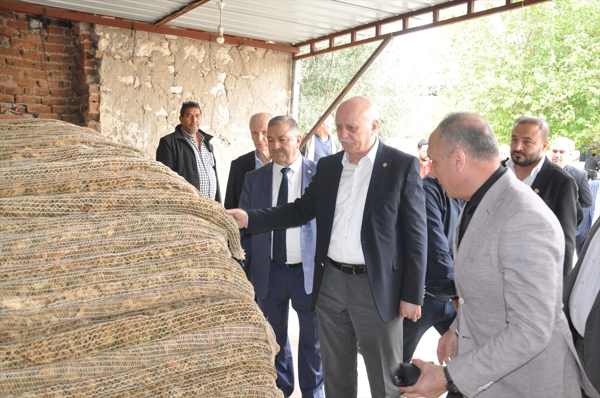 Türkiye Ziraat Odaları Birliği (TZOB) Genel Başkanı Şemsi Bayraktar (fotoğrafta), İzmir'in...