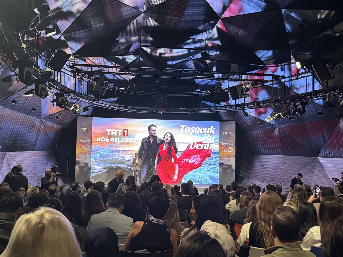 Ulaş Tuna Astepe ve Deniz Baysal'ın başrollerinde yer aldığı "Taşacak Bu Deniz" dizisi ekran...