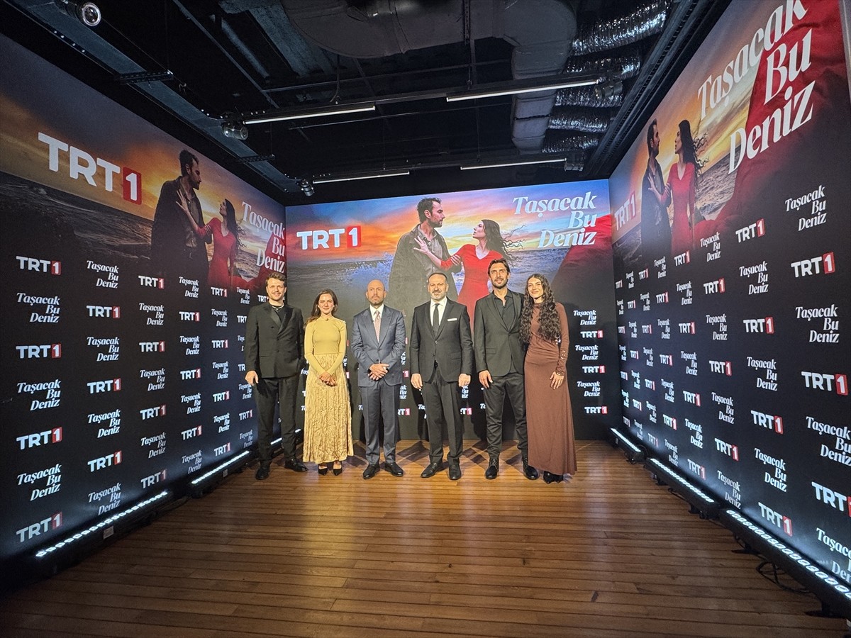 Ulaş Tuna Astepe ve Deniz Baysal'ın başrollerinde yer aldığı "Taşacak Bu Deniz" dizisi ekran...