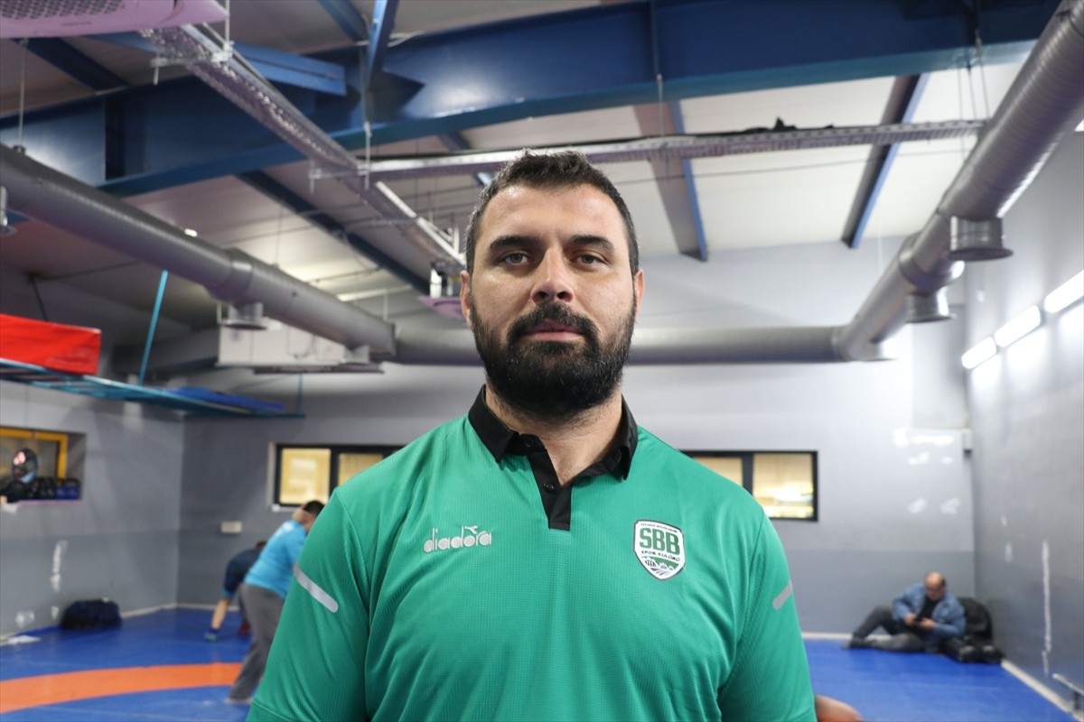 Ulusal ve uluslararası alanda birçok başarısı bulunan işitme engelli milli güreşçi Ömer Saner...