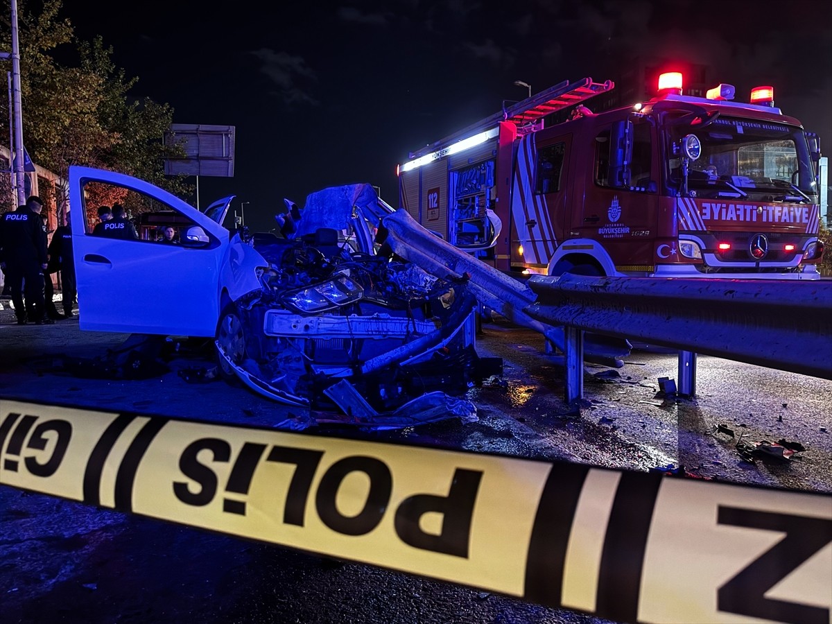 Ümraniye'de kontrolden çıkarak bariyerlere saplanan otomobildeki 1 kişi öldü, 1 kişi ağır...