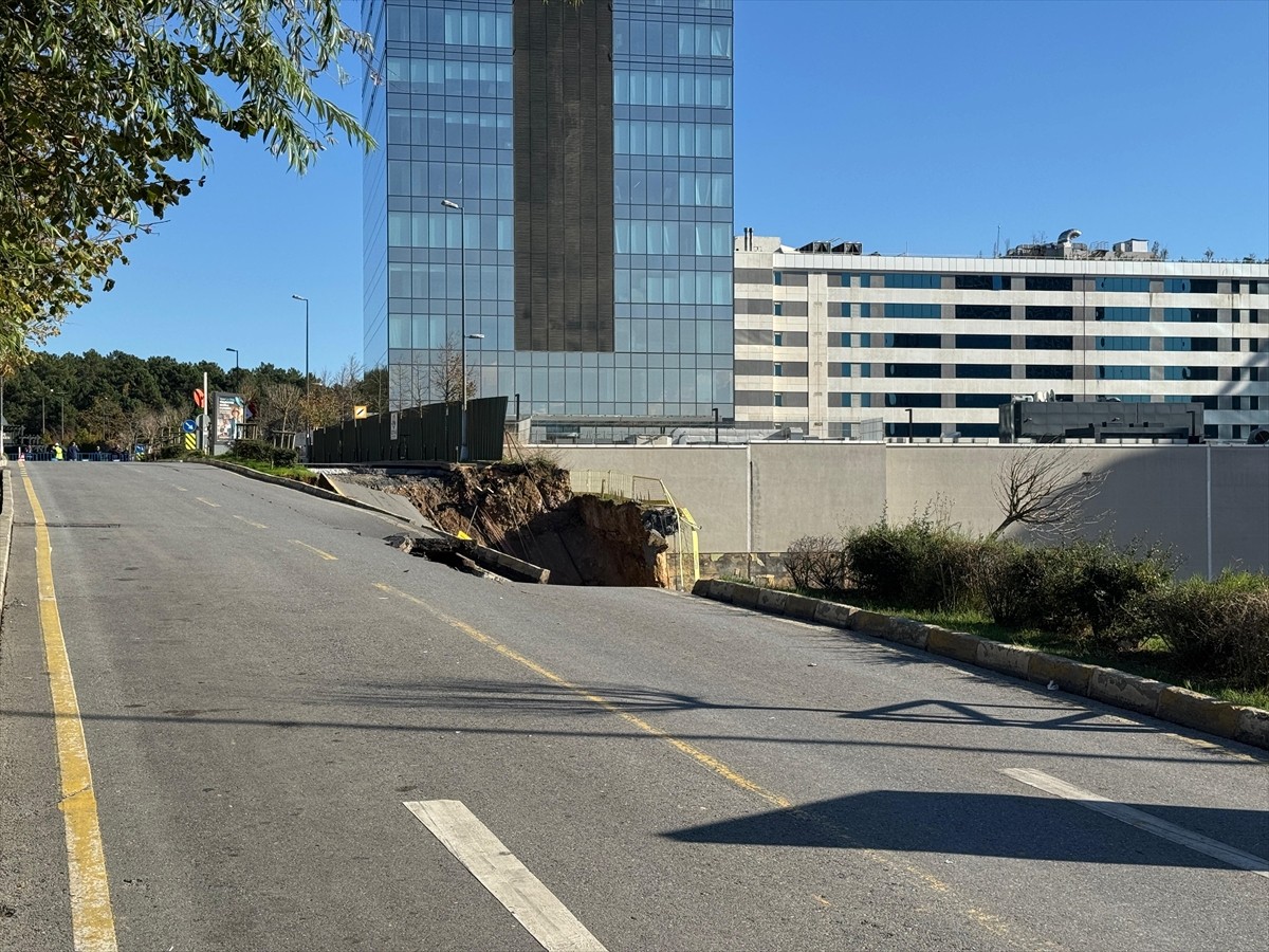 Ümraniye İnkılap Mahallesi Sokullu Caddesi'ndeki bir inşattın istinat duvarı yıkıldı. Duvarın...