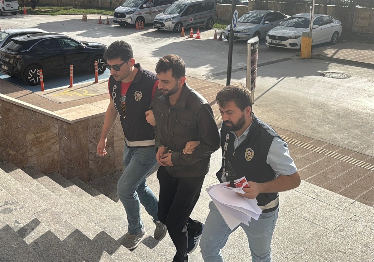 Uşak'ta birlikte yaşadığı babası ve babaannesi ile komşusunu bıçakla yaraladığı gerekçesiyle...