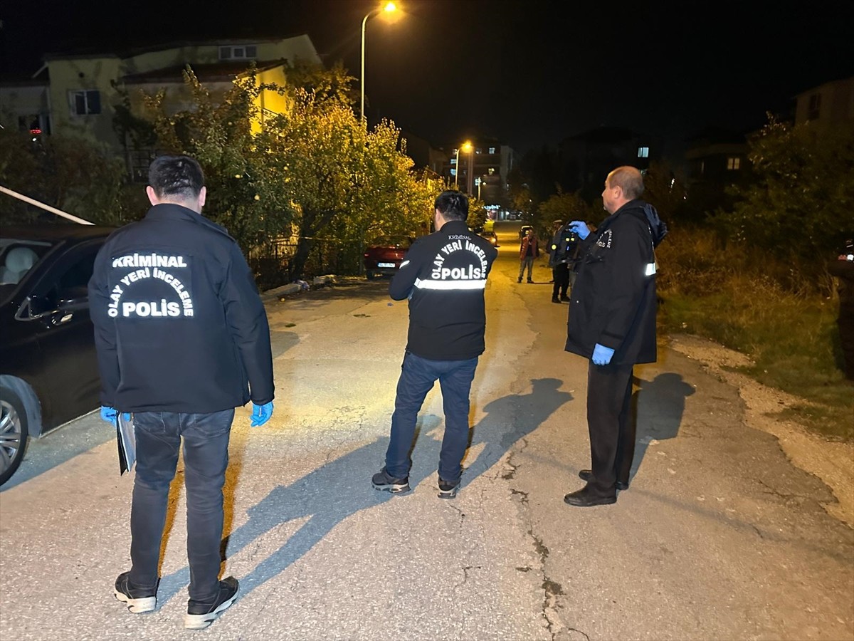 Uşak'ta birlikte yaşadığı babası ve babaannesi ile komşusunu bıçakla yaralayan şüpheli gözaltına...