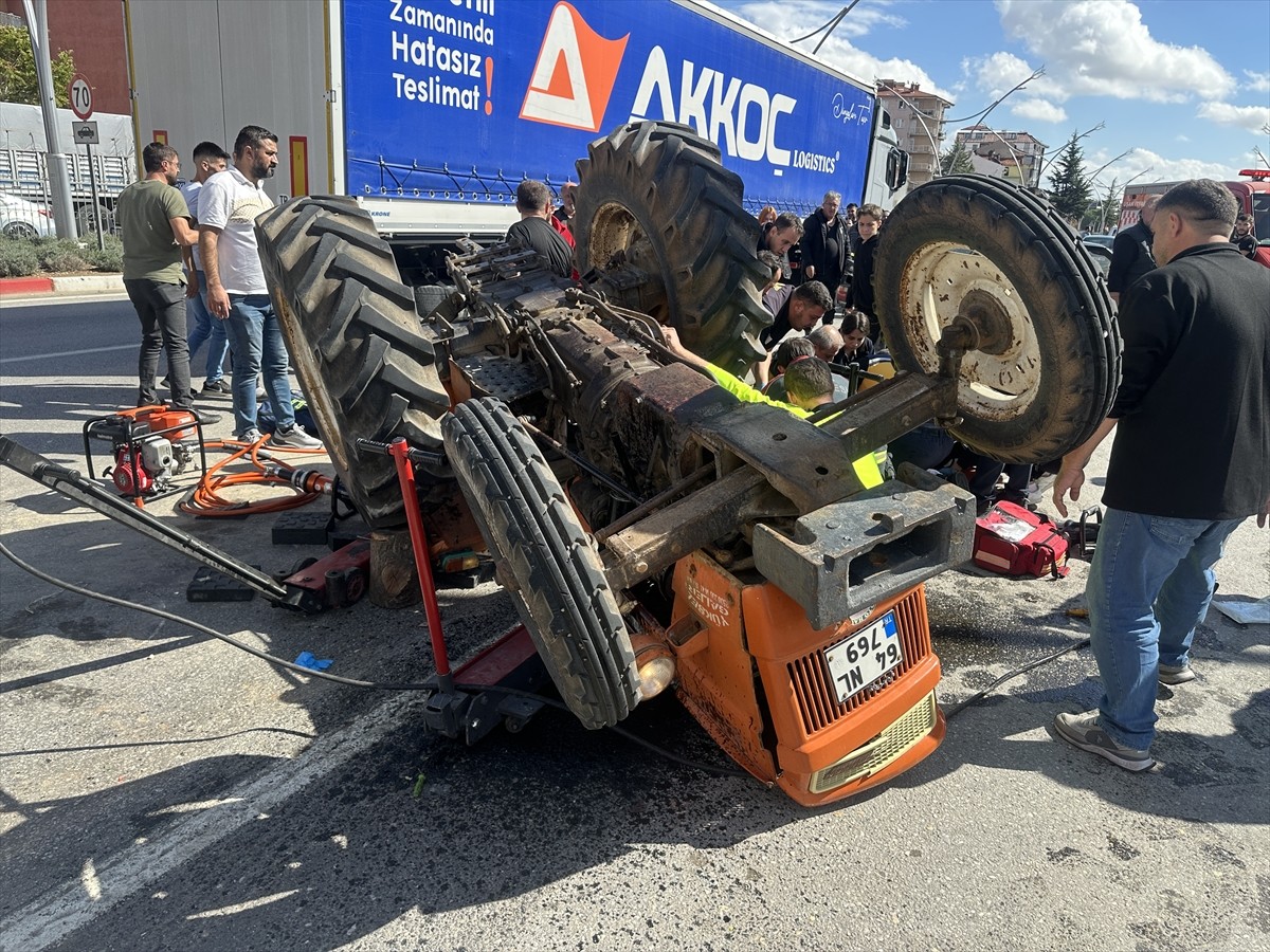 Uşak'ta tır, otomobil ve traktörün karıştığı kazada 1 kişi yaralandı.