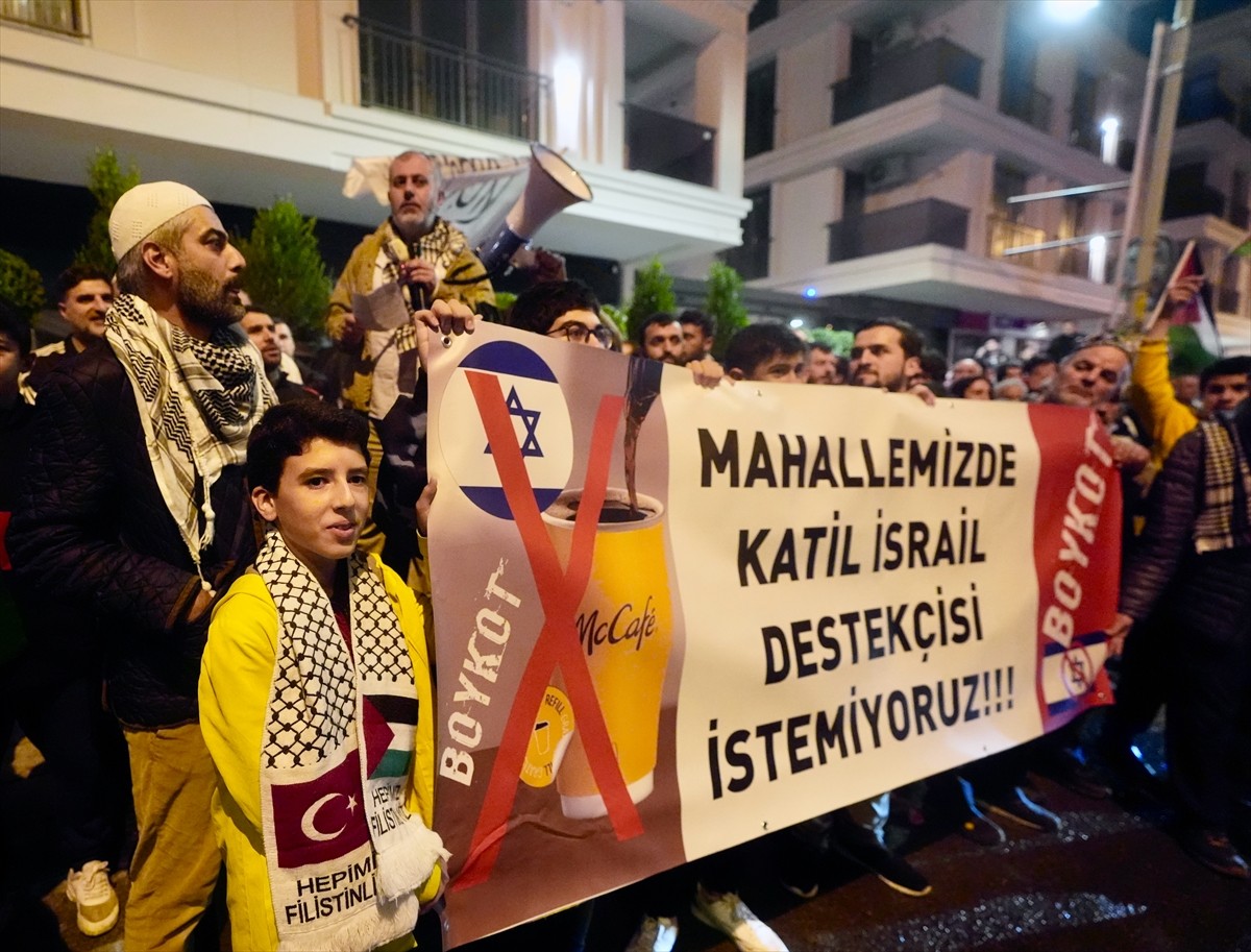 Üsküdar'da bir grup, mahallelerinde şube açmayı planlayan McDonald's'ı protesto etti. Bahçelievler...