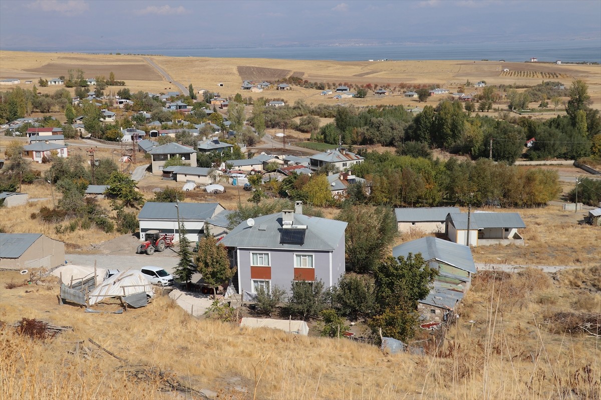Van'da 14 yıl önce meydana gelen 7,2 büyüklüğündeki depremde evlerin tamamının yıkıldığı ya da...