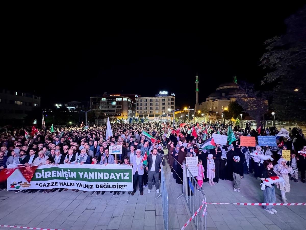 Van'da düzenlenen yürüyüşlere katılan binlerce kişi İsrail'in Gazze'ye saldırılarına tepki...