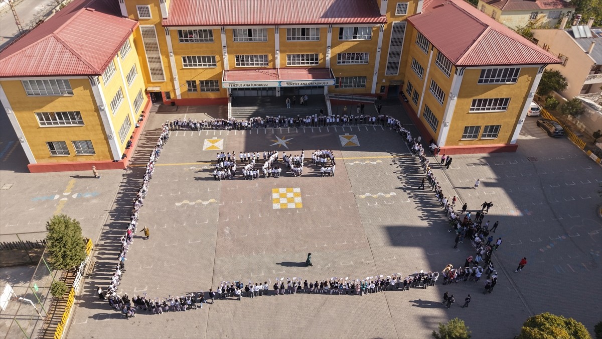 Van'ın Erciş ilçesinde kağıtlara Filistin bayrağı çizerek okulun bahçesinde "Gazze" koreografisi...