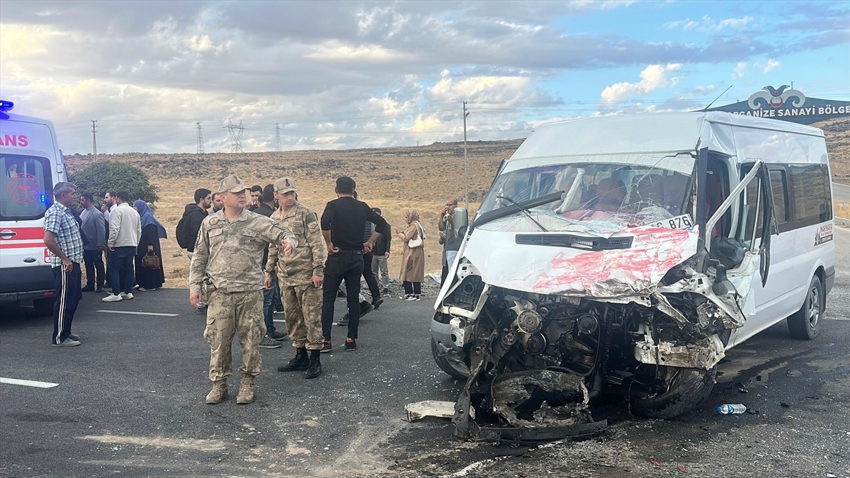 Van'ın Erciş ilçesinde öğrenci servisi ile tırın çarpışması sonucu 11'i öğrenci 14 kişi...