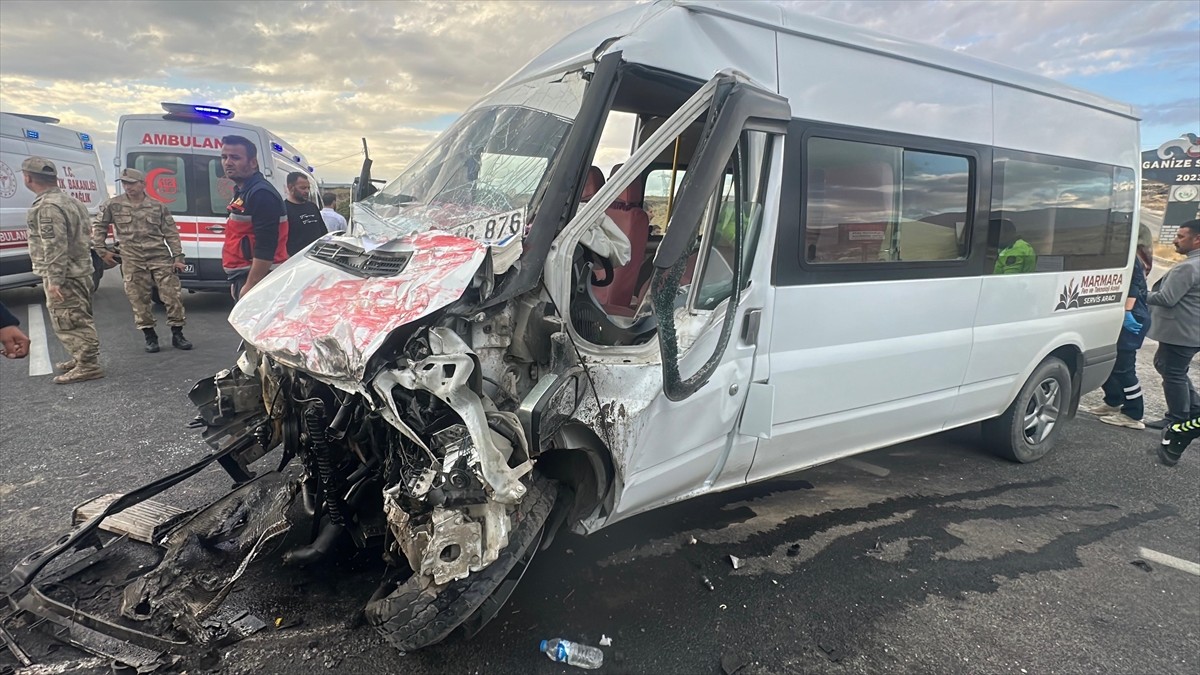 Van'ın Erciş ilçesinde öğrenci servisi ile tırın çarpışması sonucu 11'i öğrenci 14 kişi...