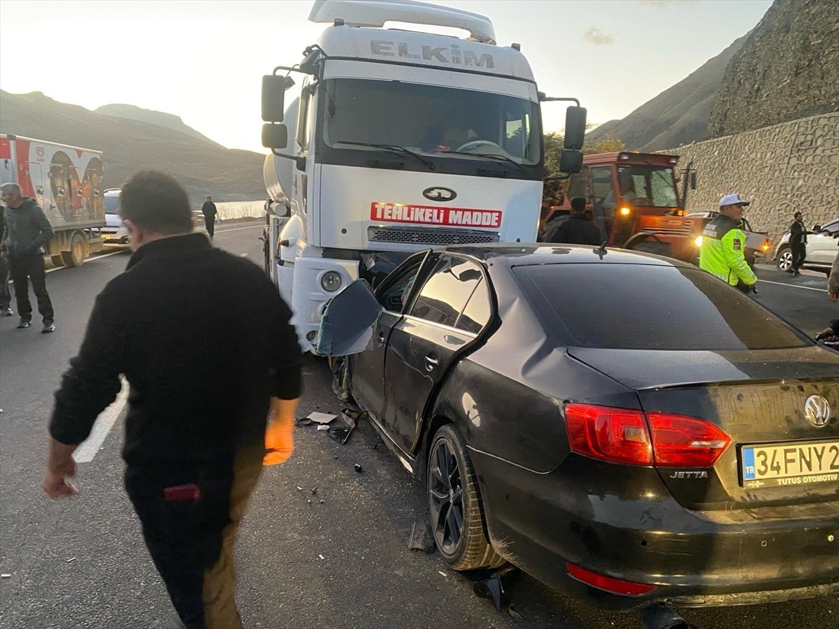 Van'ın Gürpınar ilçesinde tanker ile otomobilin çarpışması sonucu 2 kişi öldü, biri ağır 4 kişi...