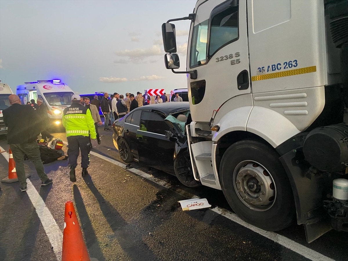 Van'ın Gürpınar ilçesinde tanker ile otomobilin çarpışması sonucu 2 kişi öldü, biri ağır 4 kişi...
