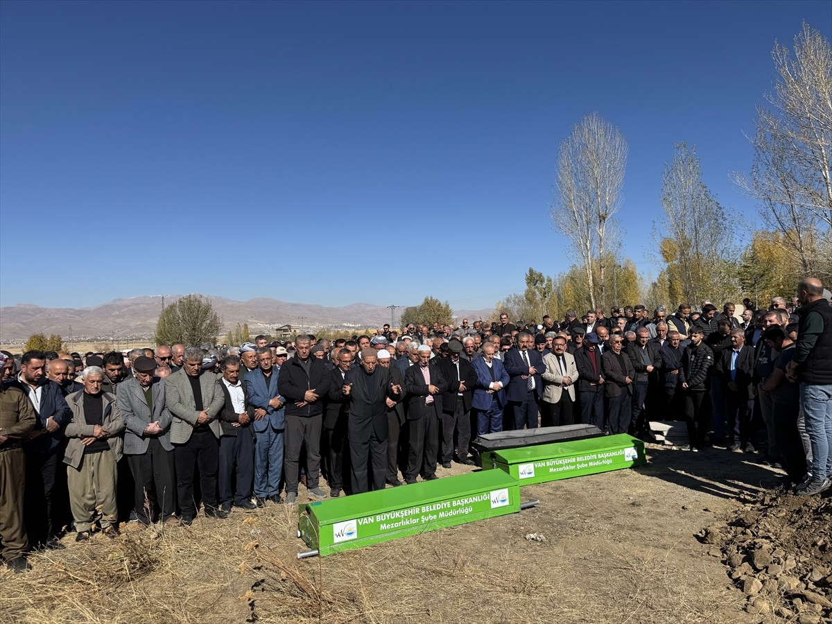 Van-Hakkari kara yolundaki trafik kazasında hayatını kaybeden aynı aileden 3 kişinin cenazeleri...