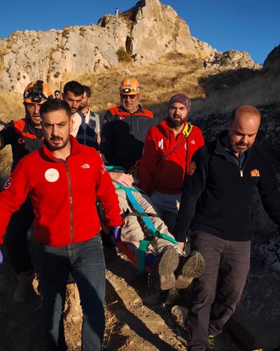 Van Kalesi'nde kayalık alandan mağaraya düşen Alman turist, mahsur kaldığı yerden ekiplerce...