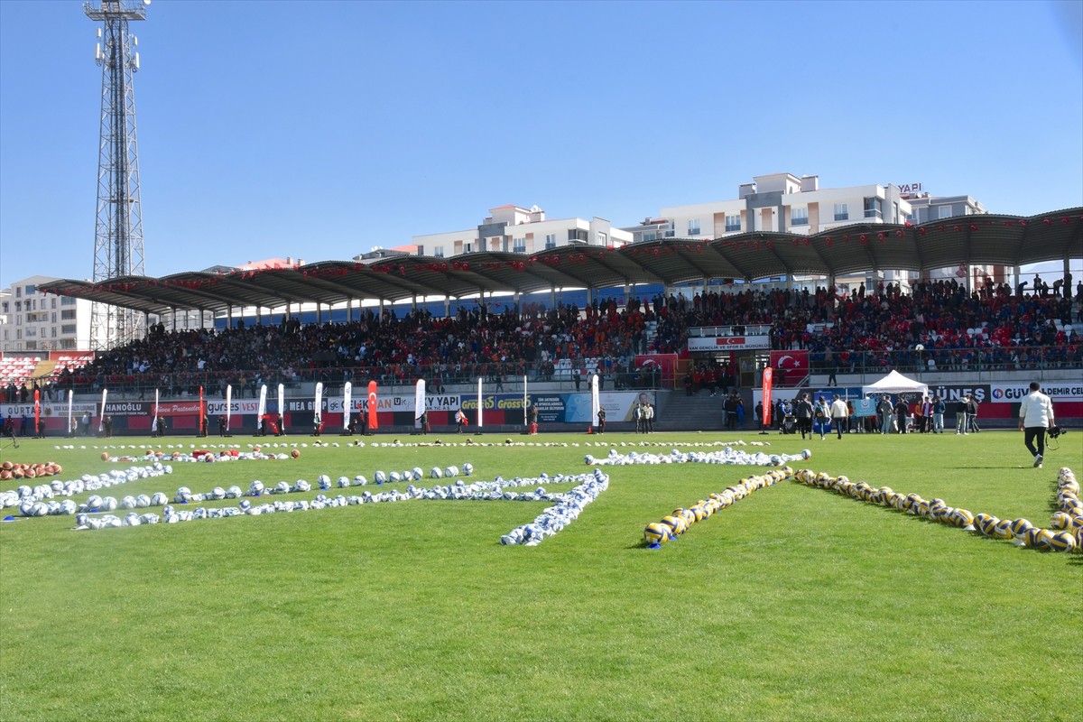 Van Valiliğince hayata geçirilen Spor Van Projesi'nin 2025-2026 döneminin açılışı Van Atatürk...