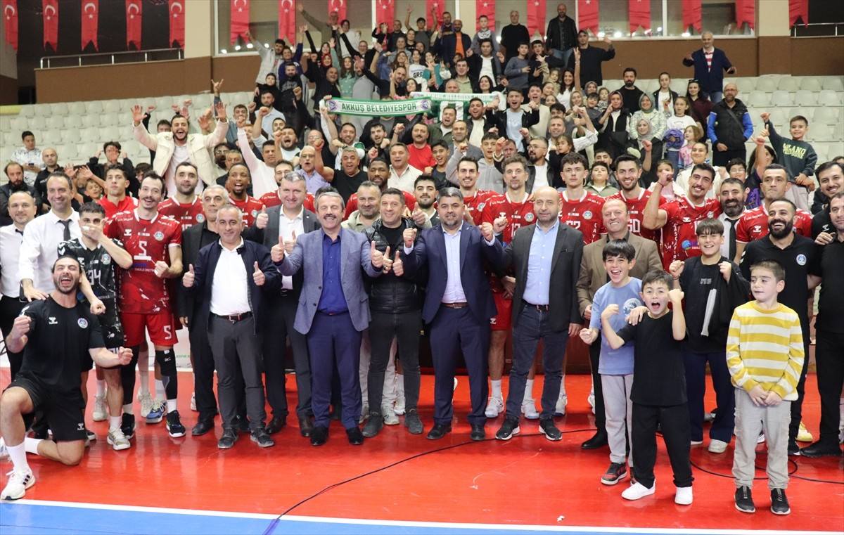 Voleybol SMS Grup Efeler Ligi'nin ikinci haftasında Kuşgöz İzmir Vinç Akkuş Belediyespor sahasında...